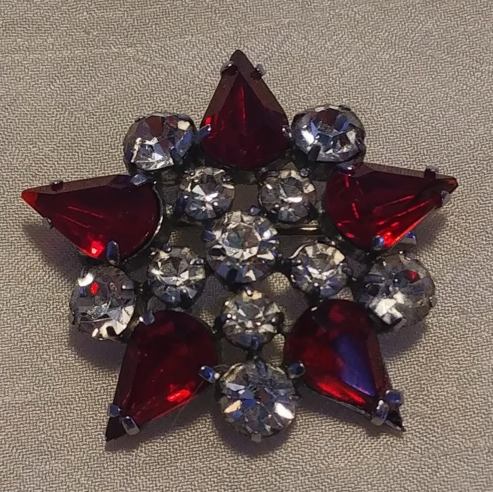 🌺2/$25 or 5/$50 Rhinestone brooch